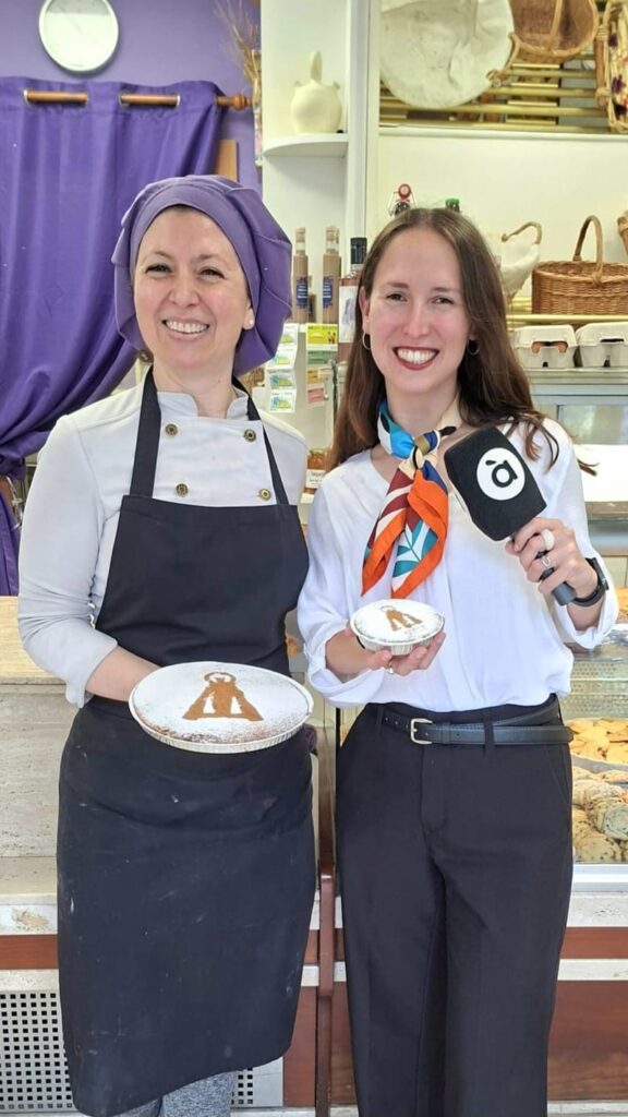 À Punt TV, la televisión autonómica valenciana, se acercó recientemente hasta el obrador para entrevistar a Nieves, gerente de este espacio de referencia en la repostería artesana de proximidad. El motivo: poner en valor las emblemáticas Geperudetes, un homenaje en forma de postre a la Geperudeta, nuestra estimada Virgen de los Desamparados.